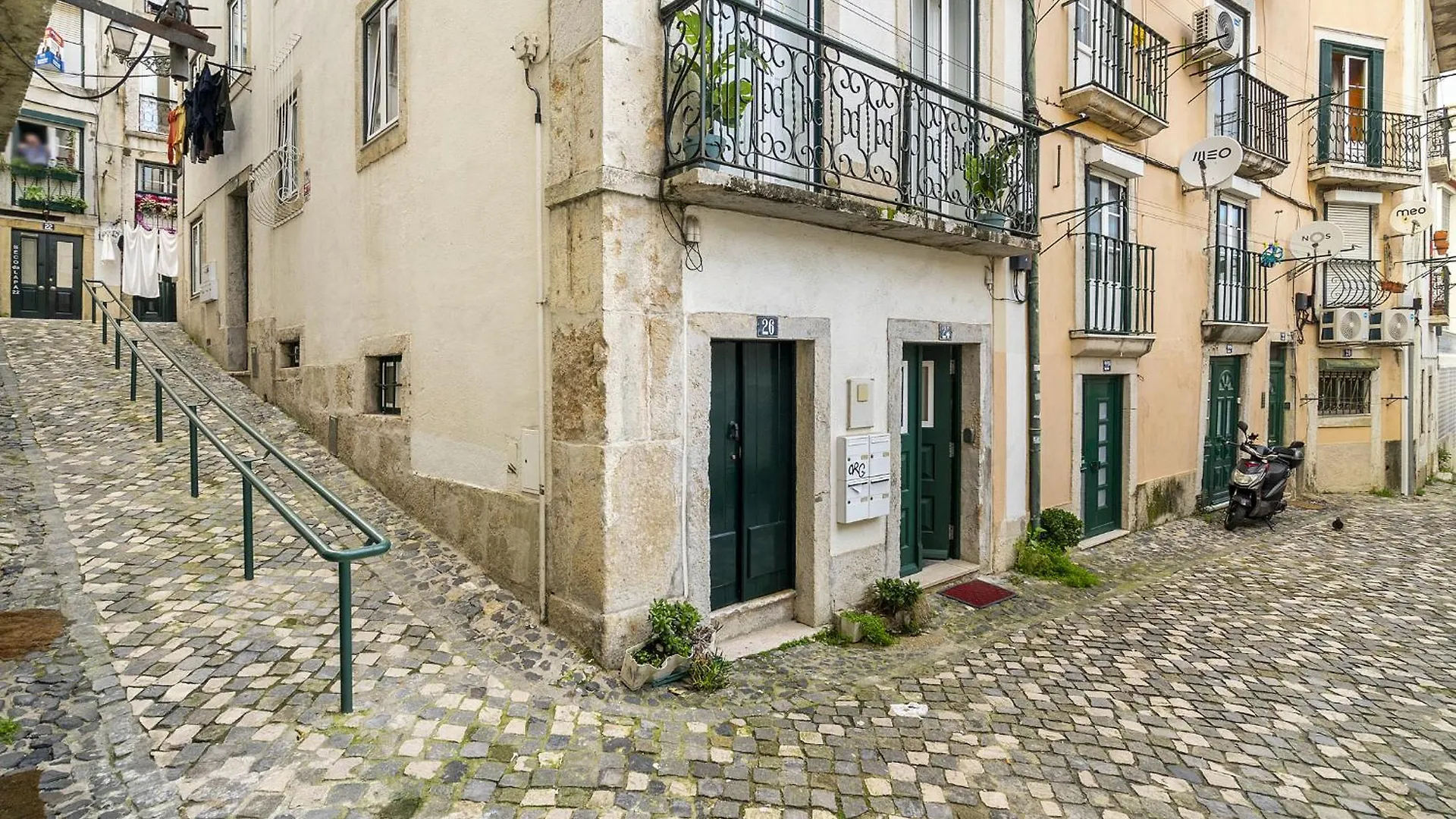 Whome Cozy Alfama Haven: Perfect For Exploring Lisbon 0*,  Portugal