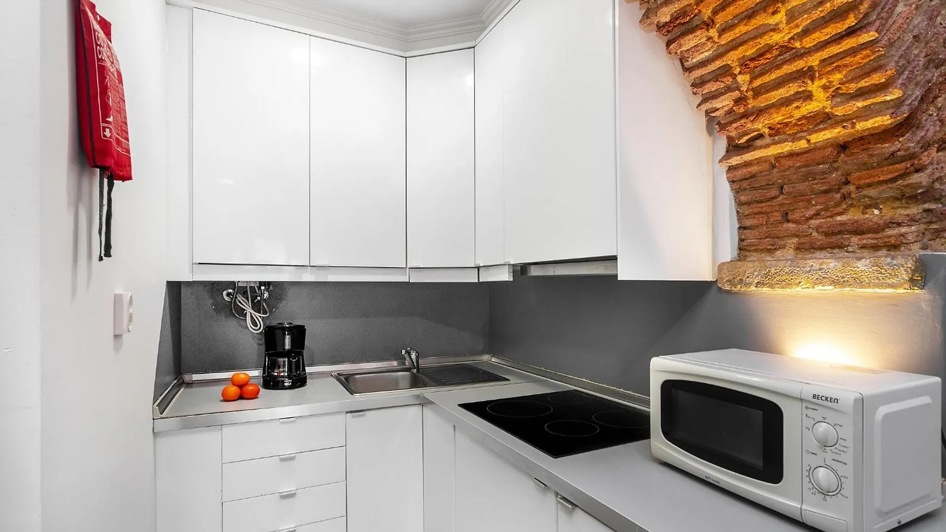 Whome Cozy Alfama Haven: Perfect For Exploring Lisbon Apartment