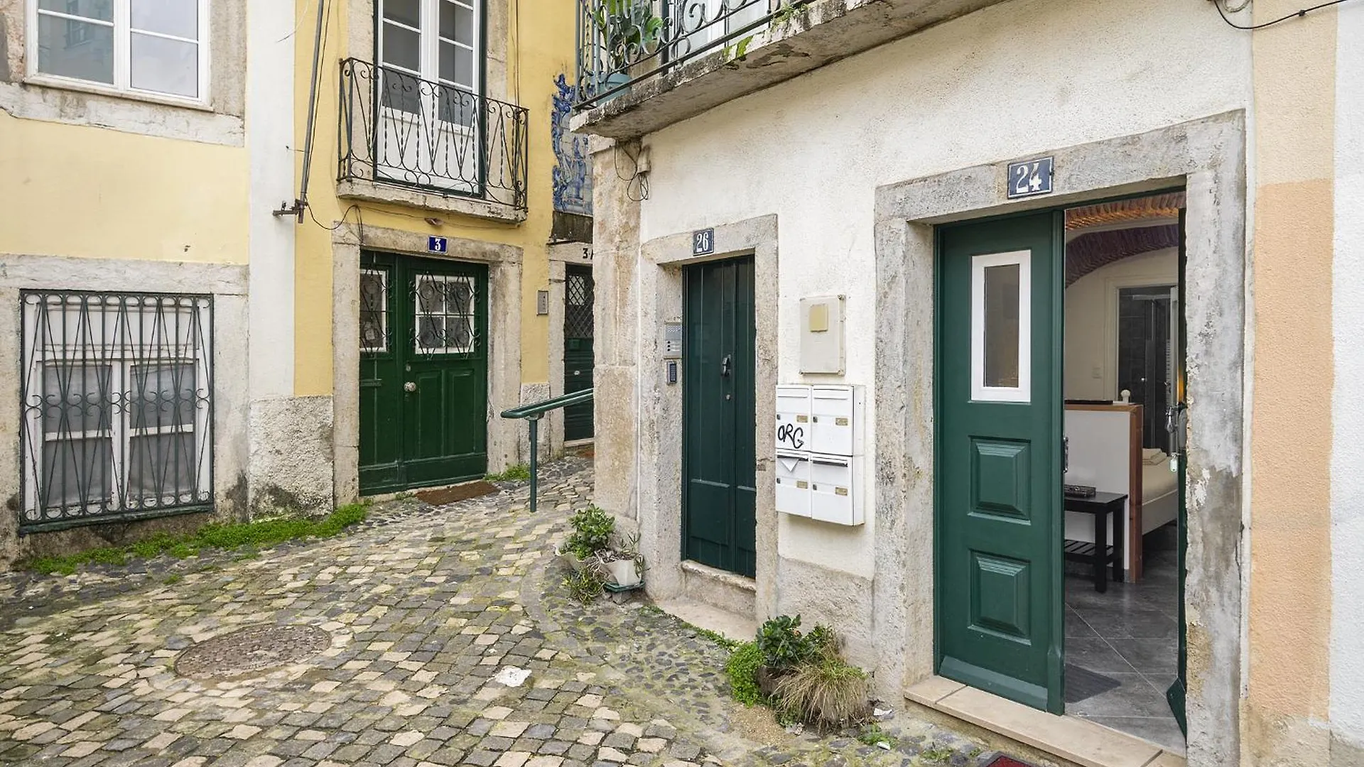 Whome Cozy Alfama Haven: Perfect For Exploring Lisbon Portugal